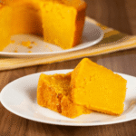 O bolo de flocão com 3 ingredientes é uma receita simples que vem conquistando muitas pessoas.
