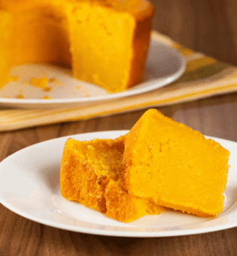 O bolo de flocão com 3 ingredientes é uma receita simples que vem conquistando muitas pessoas.