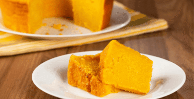 O bolo de flocão com 3 ingredientes é uma receita simples que vem conquistando muitas pessoas.