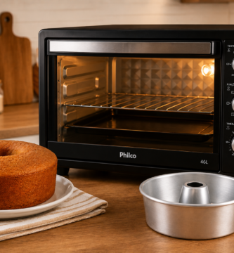 Melhor forno elétrico para bolos sobre bancada de cozinha com bolo caseiro